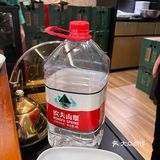成箱农夫山泉矿泉水作锅底