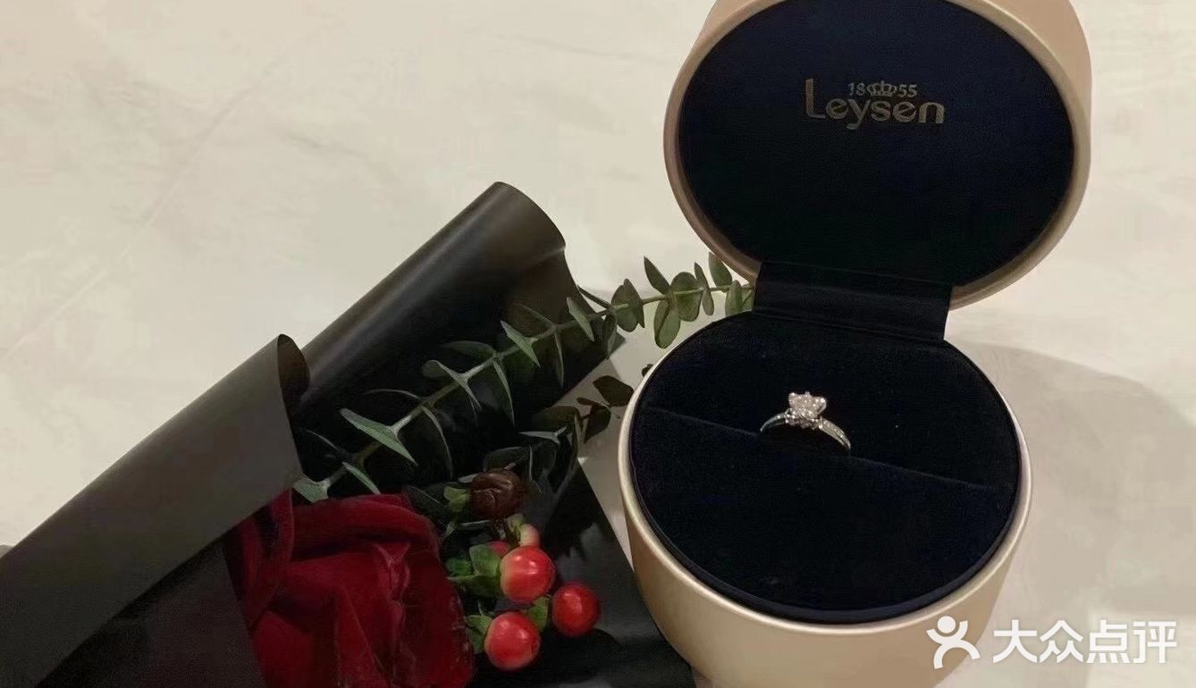 婚戒就要戴个不一样的[微笑]