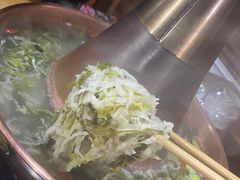 -果松木炭酸菜铜火锅·外婆参鸡汤