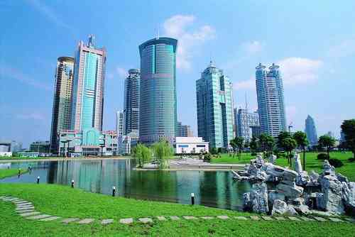 陆家嘴花园-"交通还算方便.在源深体育中心和民生路中间.