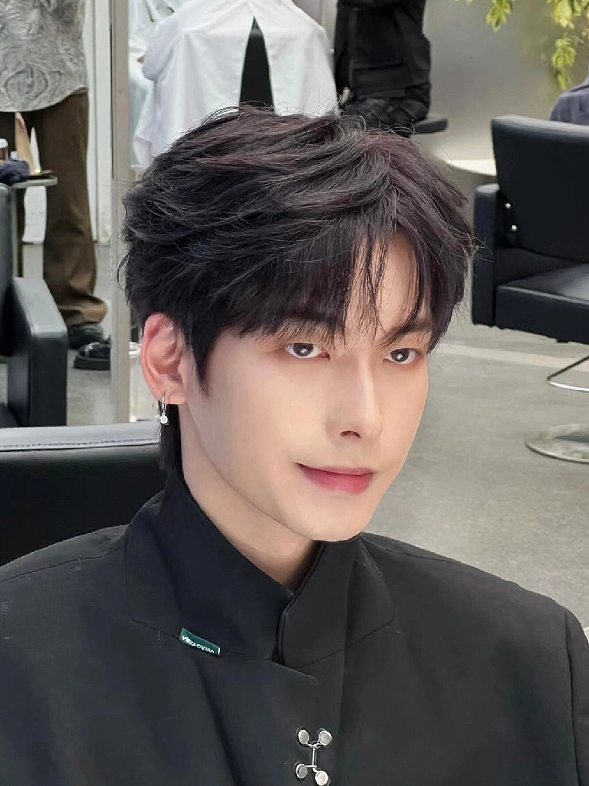 男生精致有形的韩式微分碎盖