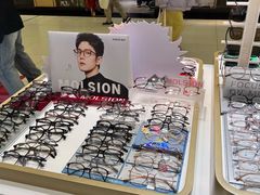 -美式眼镜·授权蔡司.依视路.尼康.豪雅.明月(人民广场店)
