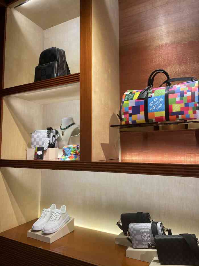 lv路易威登(王府井半岛酒店)-"王府半岛酒店其实是奢侈品专卖店比较早