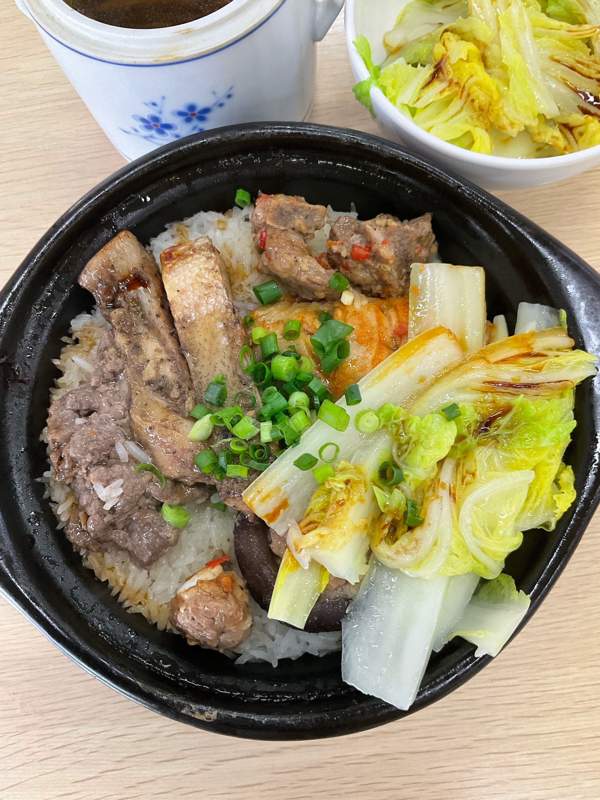 让人倍感亲切.点了一份招牌四拼煲仔饭,以及一份土鸡汤