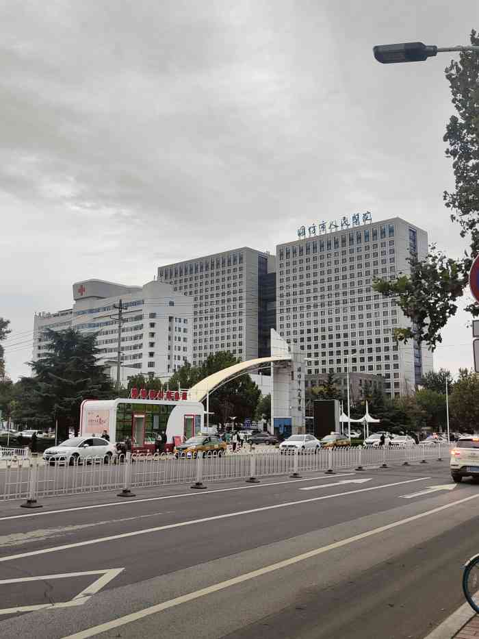 潍坊市人民医院-"人太多了.排队缴费什么的就不会多开几.