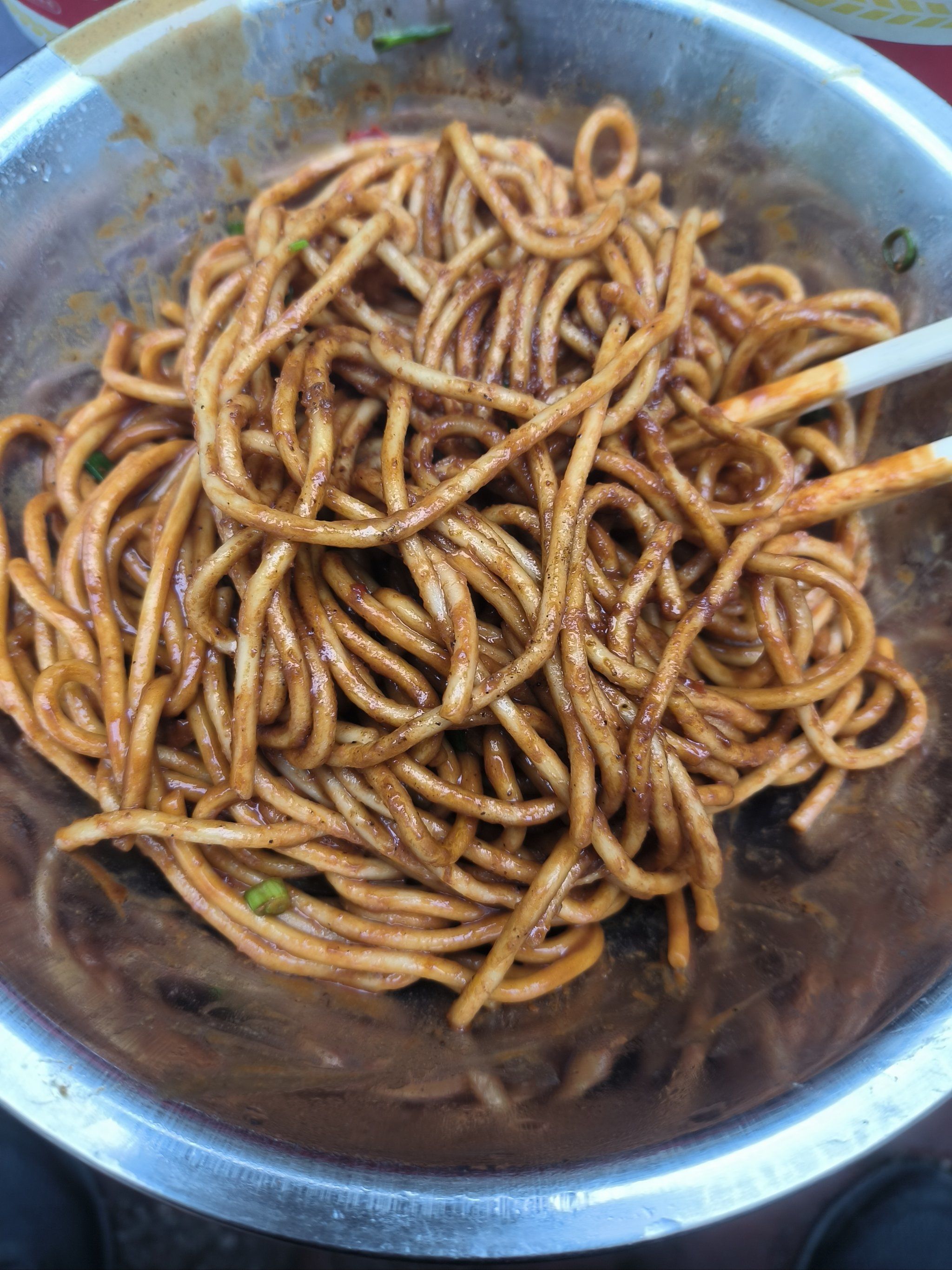 品尝老式热干面