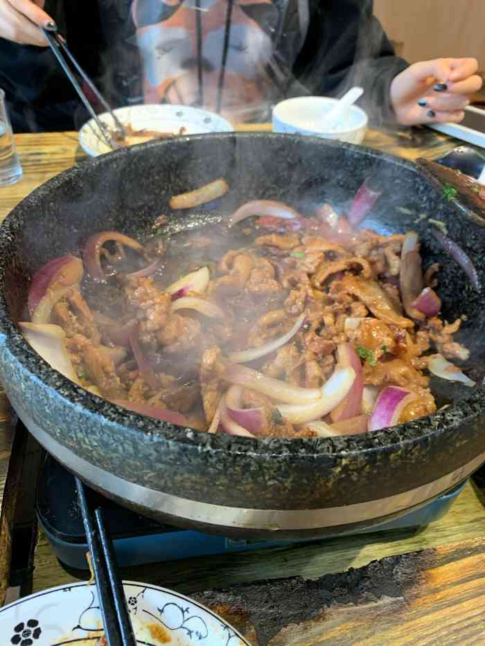 虎坊桥石锅烤肉(黄村店)-"六点半左右到的店里,六七个桌子都快坐满了.