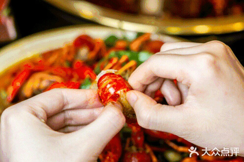 剥了一堆之后再用筷子穿起来，然后去蘸汤汁