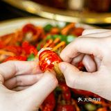 剥了一堆之后再用筷子穿起来，然后去蘸汤汁