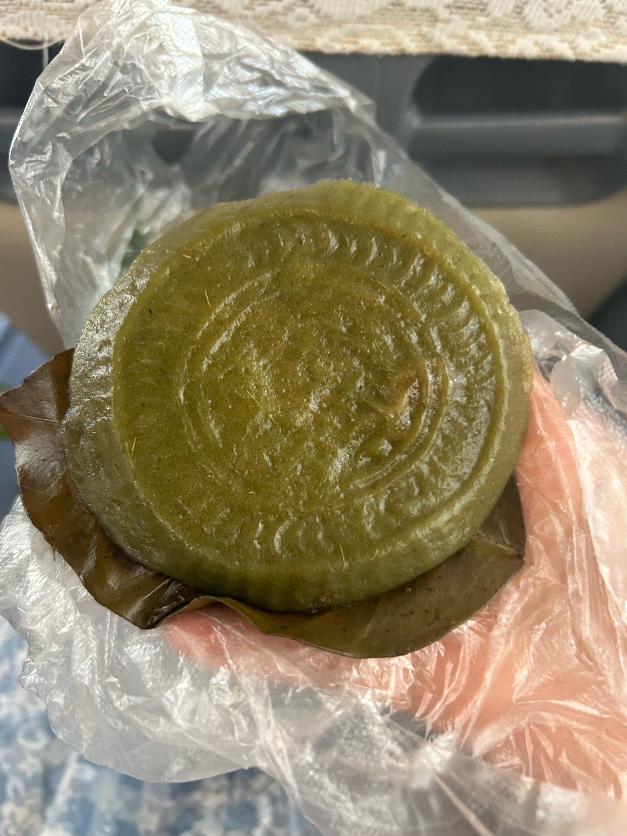 好吃?黄皮果买的有点酸但是确实是我喜欢的味道?艾叶耙里面是