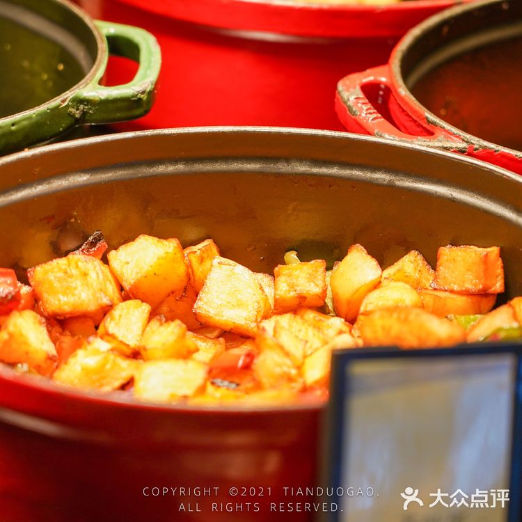 【这家武汉花园自助早餐，湖边樱花风景绝了】在武汉的度假酒店很