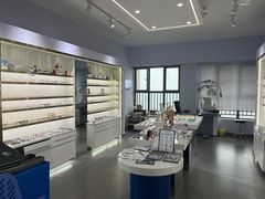 -视野联行眼镜•蔡司•依视路(温江店)