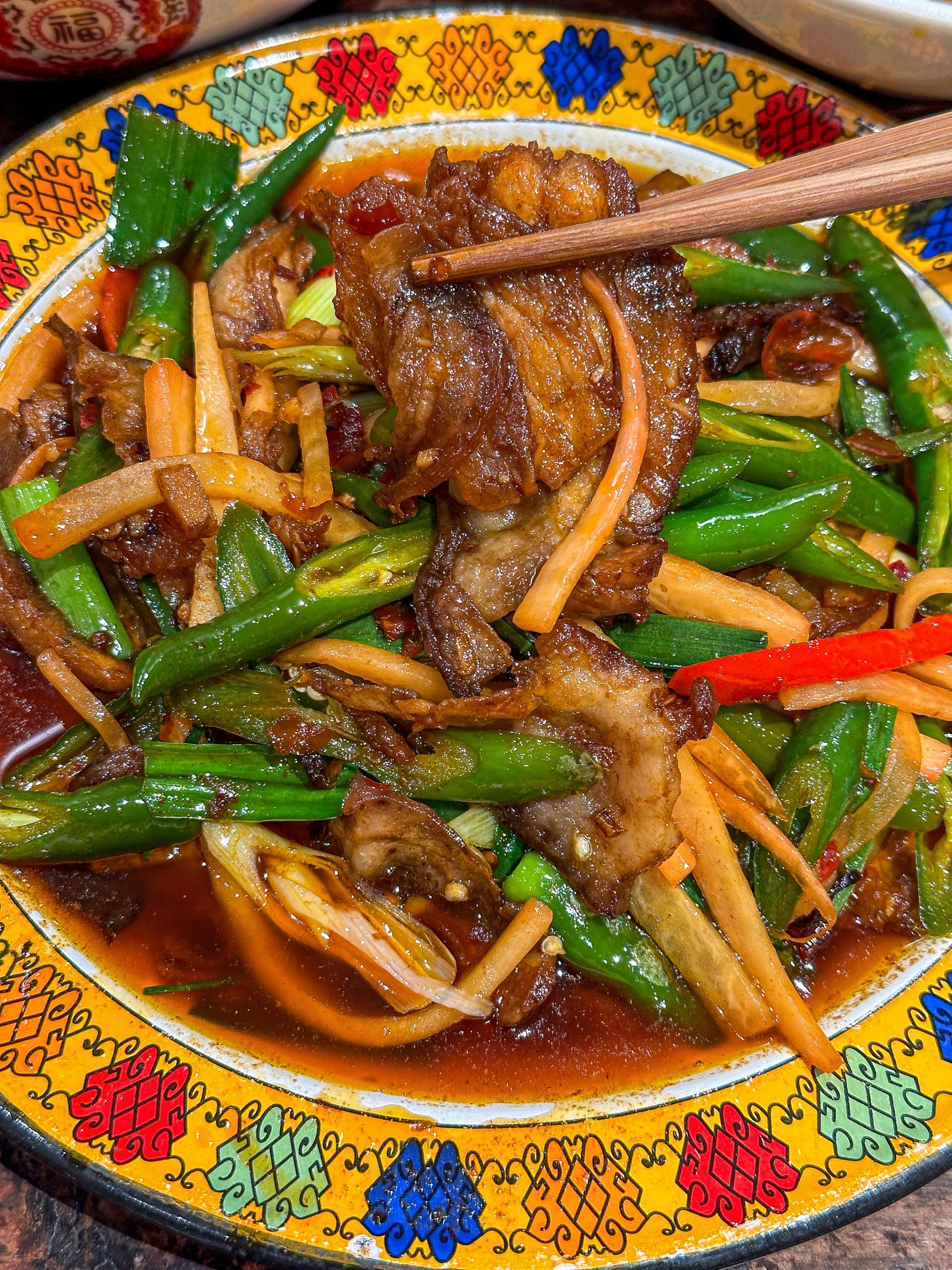 肥瘦相间吃不腻,里面的泡酸萝卜很开胃下饭!还有特别辣的尖椒鸡