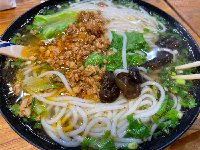 阿木舂记·特色小吃-"老板很年轻,讲话很风趣,点的凉皮,看着有.