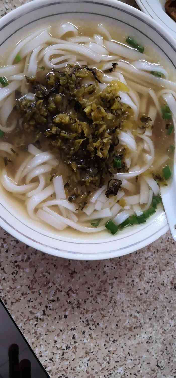 打分   /人 很实惠的店 4块钱酸菜河粉,吃得好饱 可以长期打卡