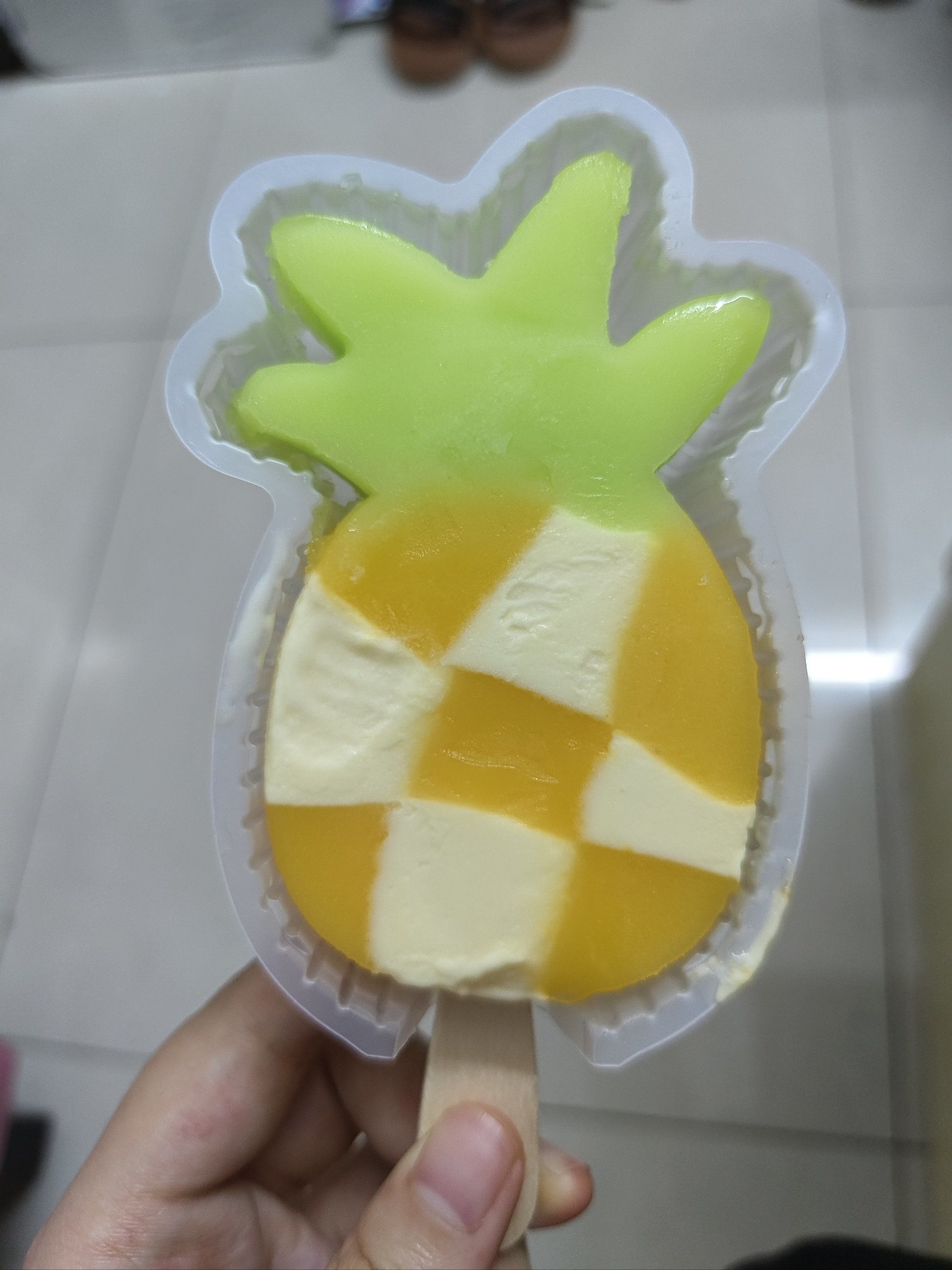 来一支菠萝雪糕,冰爽一下