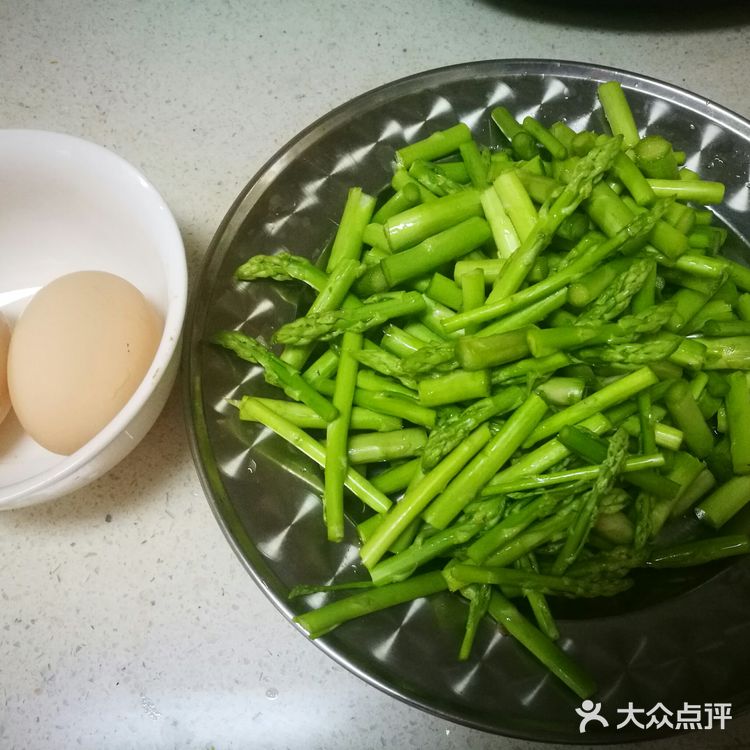 芦笋炒蛋，清爽可口好味道。
