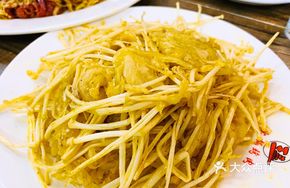 Sour Cabbage and Enoki Mushroom Platter