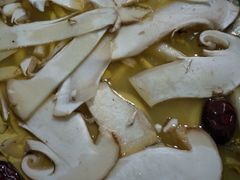 -南渝食府.墨脱石锅松茸鸡