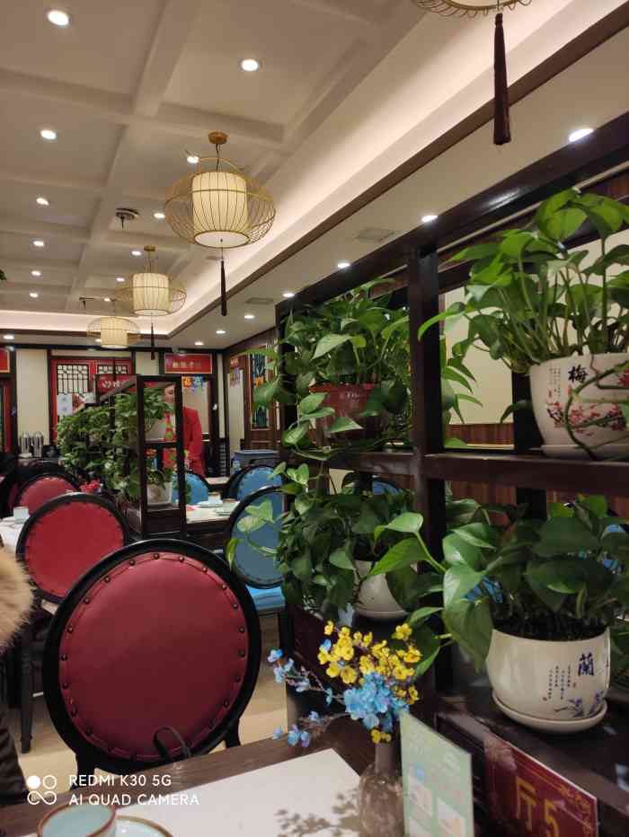 陈家老院子(高新店)-"一家传统的东北菜馆,刚进入饭店一楼摆着各.