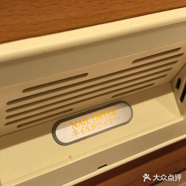 酒店地理位置非常优越，门前两条地铁线路，步行距离三分