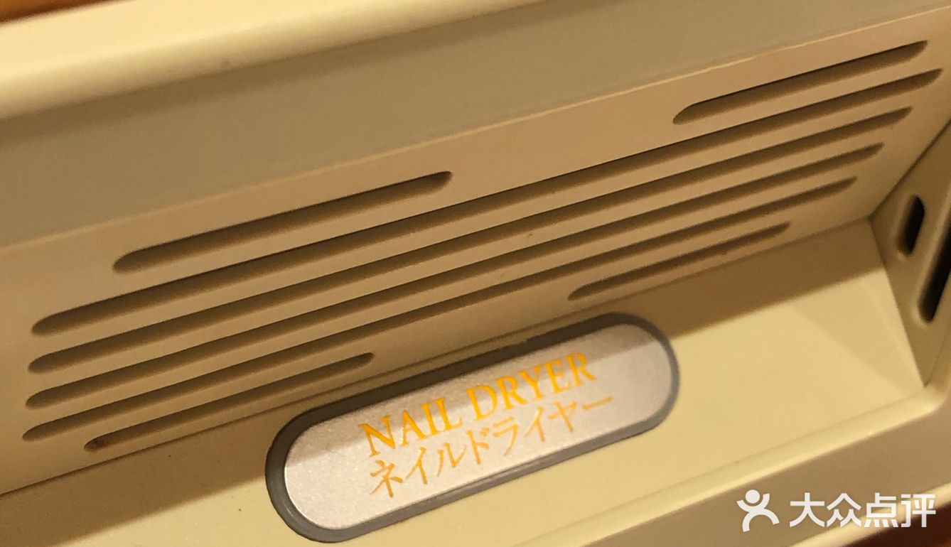 酒店地理位置非常优越，门前两条地铁线路，步行距离三分