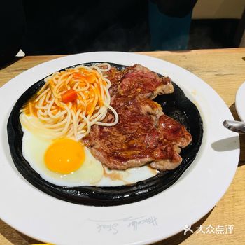 本来要去万豪吃海鲜自助结果因为其他事情耽误了只有一个小时吃饭时间了在街边随便找了一家茶水是红茶我还以为是板蓝根牛排7分就偏老了这么便宜的牛排总之也就那样吧店面看着挺干净的还有自助水果但是离开才发现了