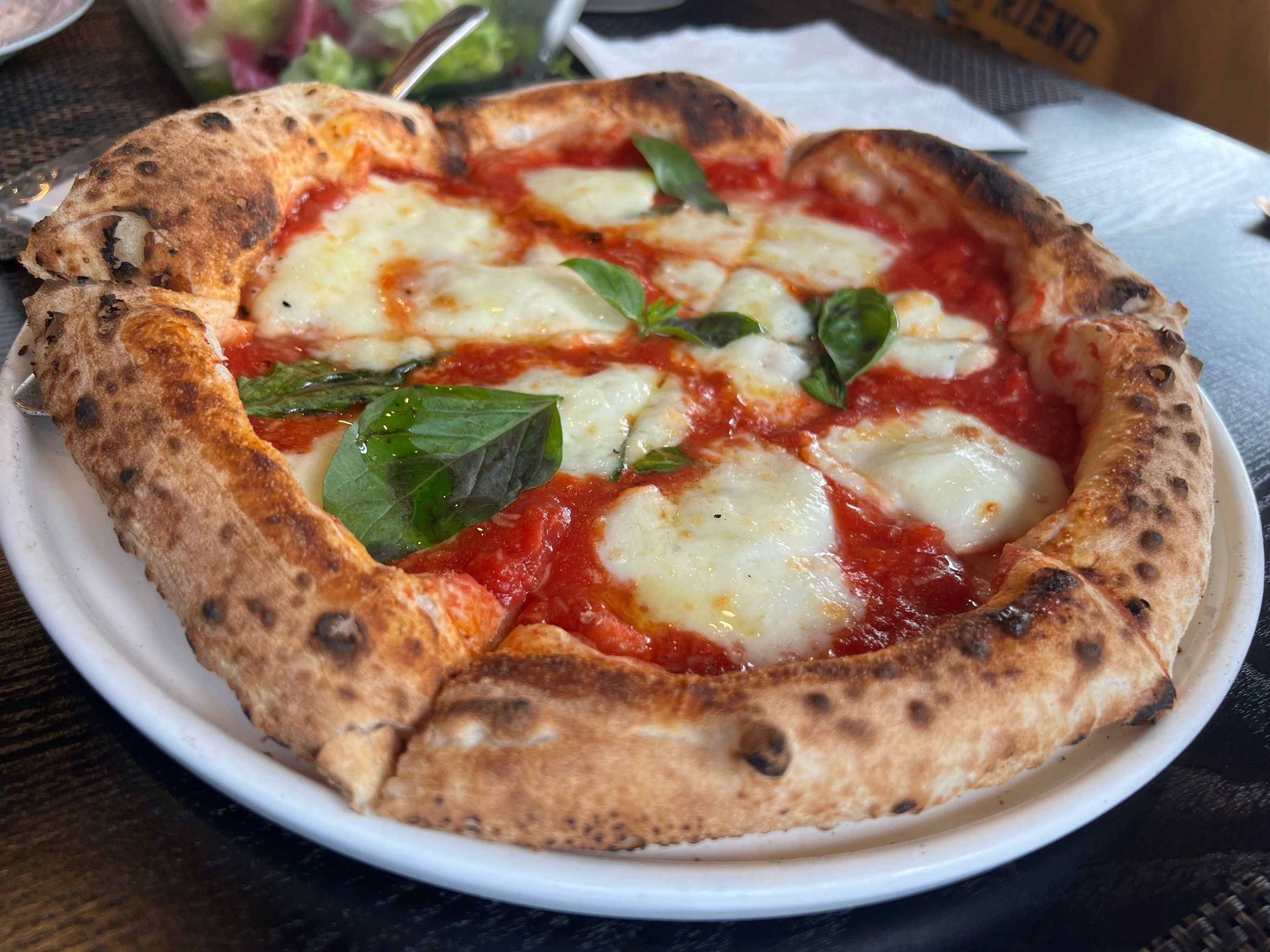 经典玛格丽特披萨新鲜出炉 薄薄的饼皮让人