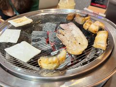 -围炉肉舍•炭烤活鳗•丹东海鲜烤肉(步行街店)