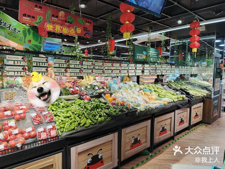 小区旁边的生鲜传奇超市,店不大,但是该有