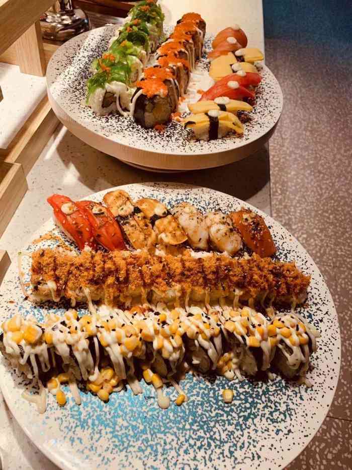 芝小官毛肚火锅海鲜自助餐厅(八佰伴南门店)-"[薄荷]环境:店里很大,吃