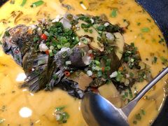 煎香酸菜半边鱼-渔悦潇湘·酸菜煮鱼(岳麓山店)