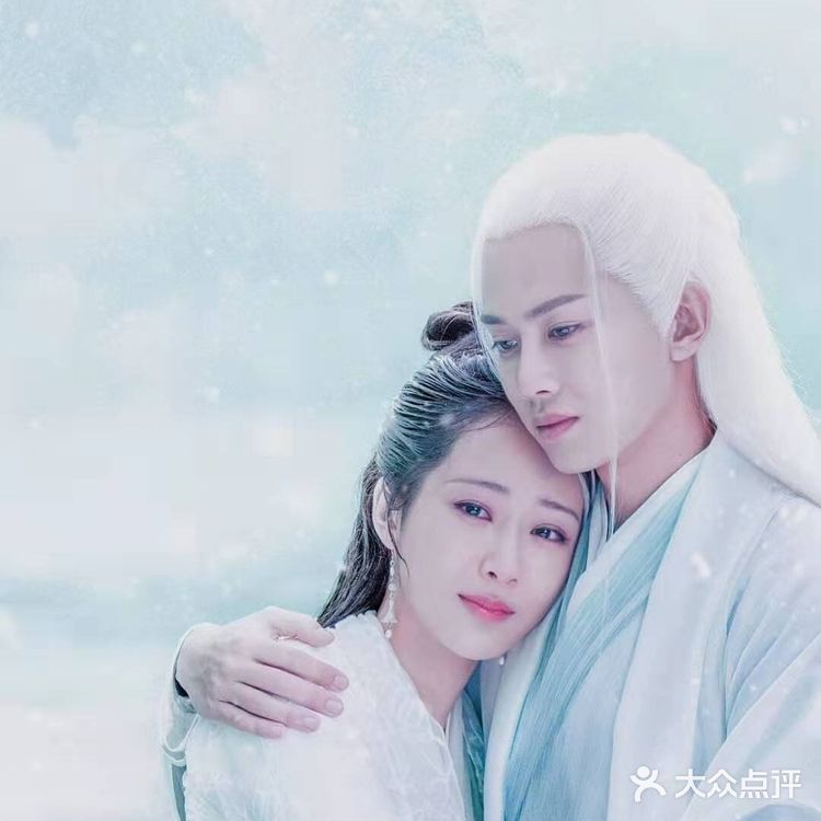 浪漫的雨中漫步，甜蜜的额头吻