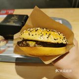 拿到汉堡先拍照，然后一大口咬下去！竟然