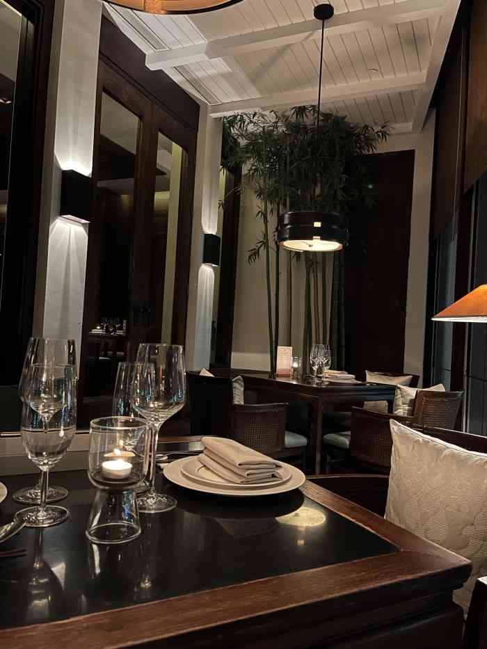 晶采轩(芮欧百货店)-"这家店吃的就是环境,在reel里面,装修.