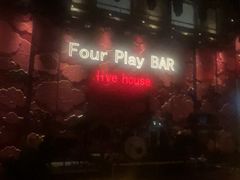 -FOUR PLAY BAR