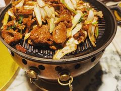 铁板炙烤坝上羊-那家小馆•北京菜•烤鸭(香山店)