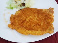 崇明生态猪炸猪排配辣酱油-红房子西菜馆(淮海中路店)