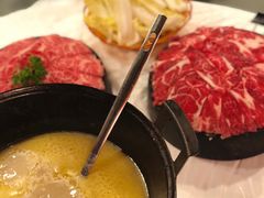 安格斯牛肉-鲜入围煮花胶鸡海鲜火锅