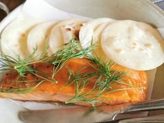 烟熏三文鱼配烤饺子皮和芥末籽酱-BOR Eatery(安福路店)