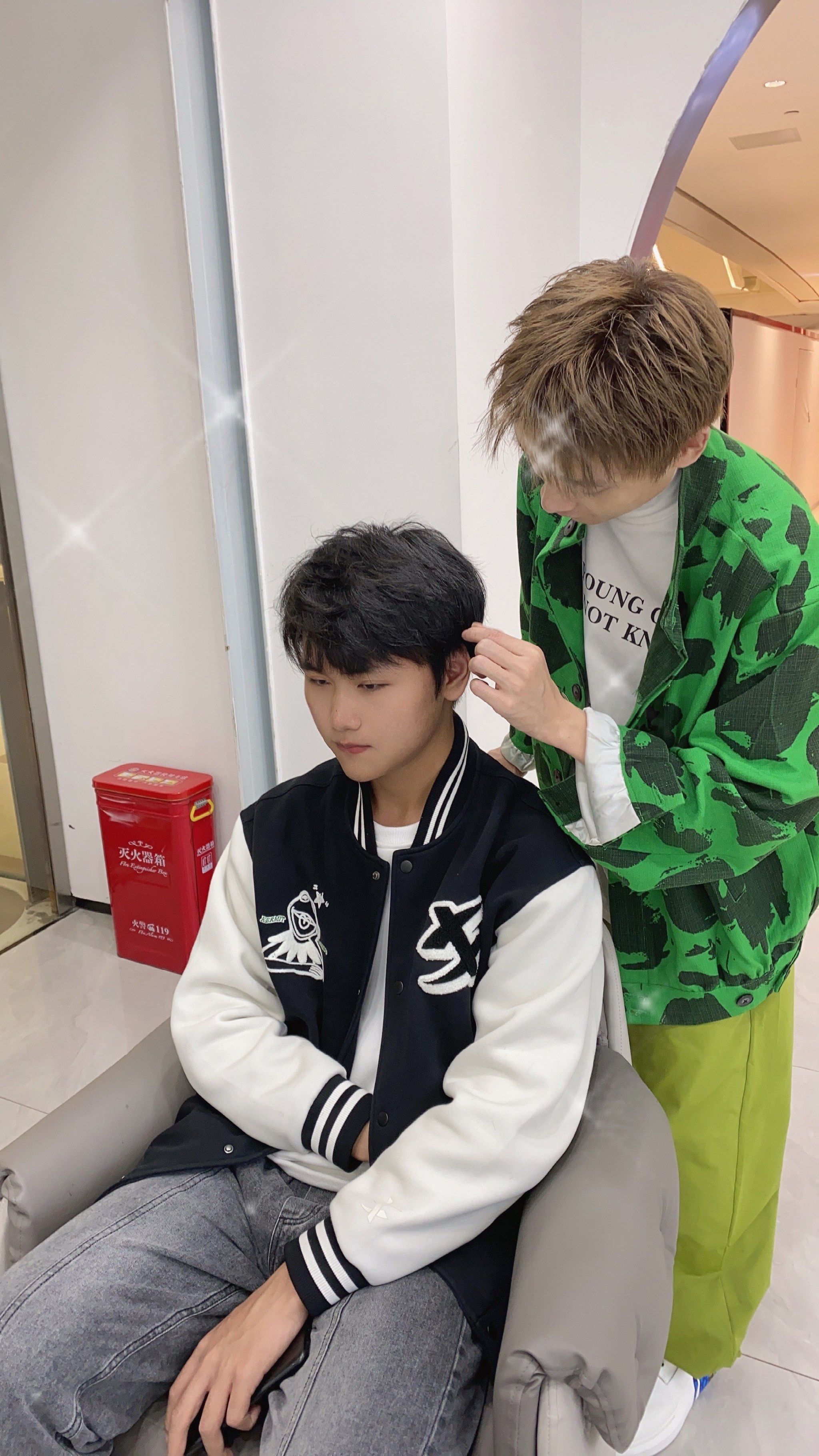 」
秋冬换季发型男生被烫的 烫的瞬间欧巴的发型 还