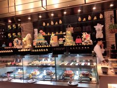 面包甜点陈列柜-富力希尔顿酒店·地阔自助餐厅