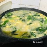 这样面疙瘩就会变大一点！鸡蛋事先炒好 起锅烧水