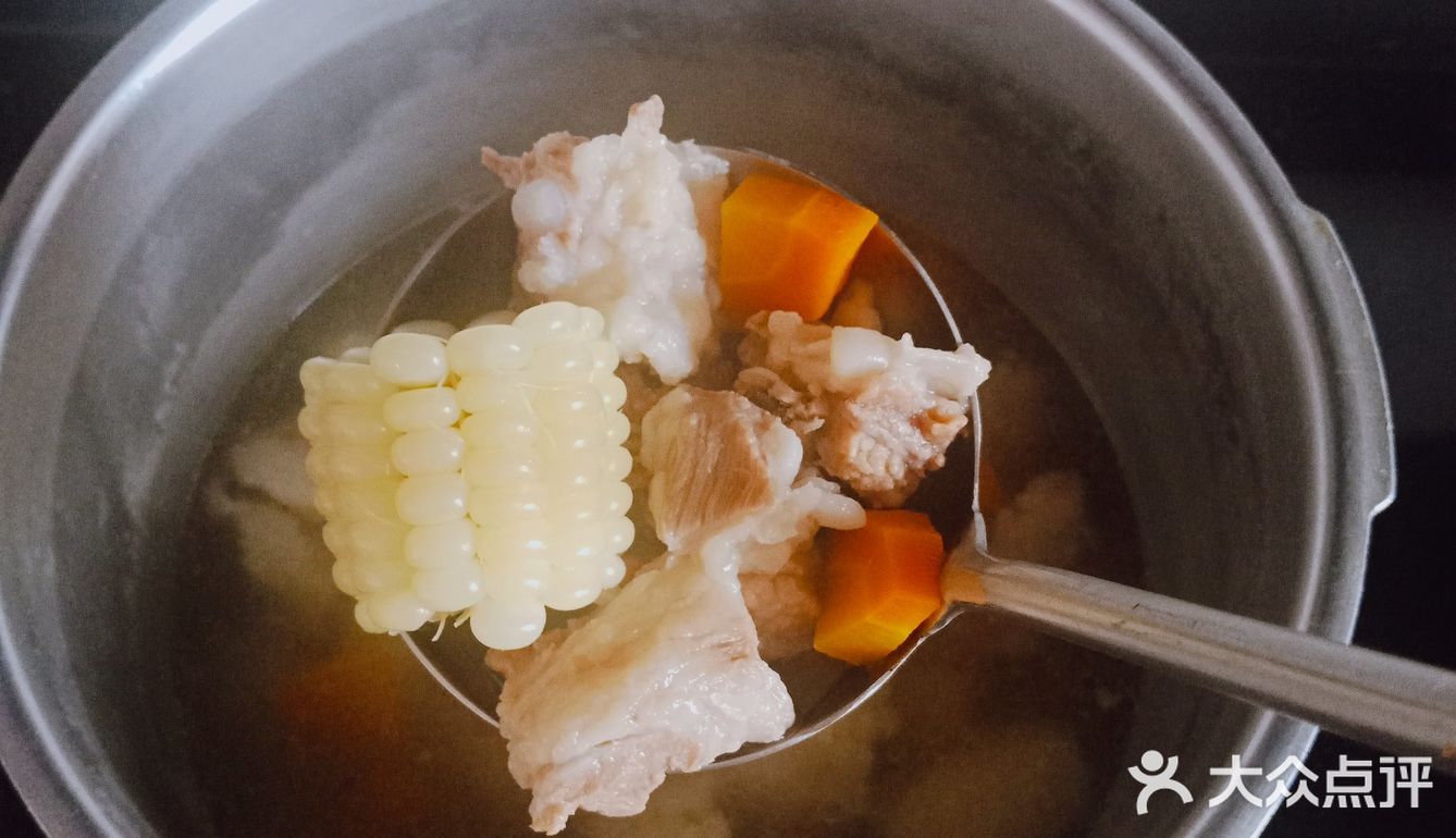 放入锅中焯水，加入葱段，料酒去腥解腻