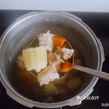 放入锅中焯水，加入葱段，料酒去腥解腻