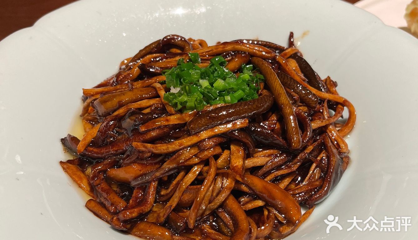 在客堂间里吃饭