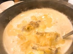 浓厚原只鸡煲花胶汤-鲜入围煮花胶鸡海鲜火锅