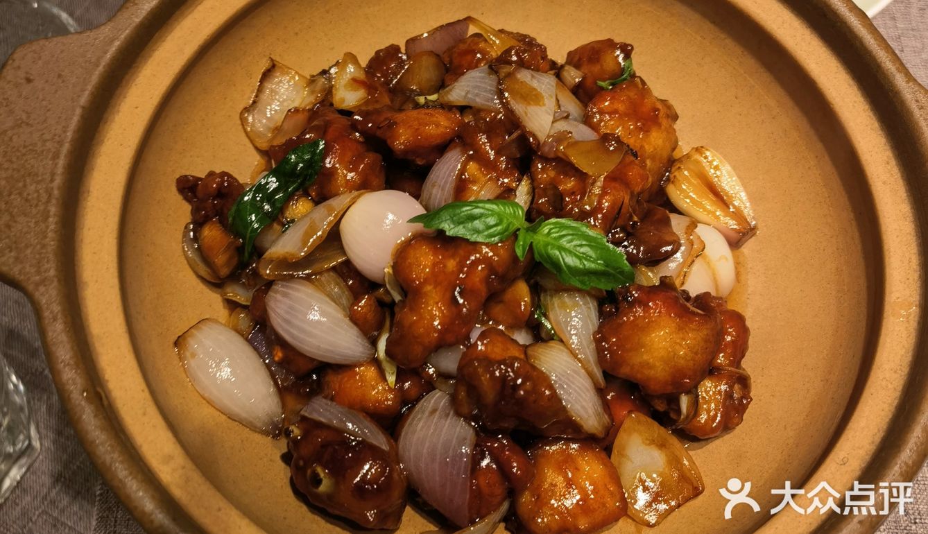 决定来青年餐厅了，定了两桌，服务人员的态度非常好