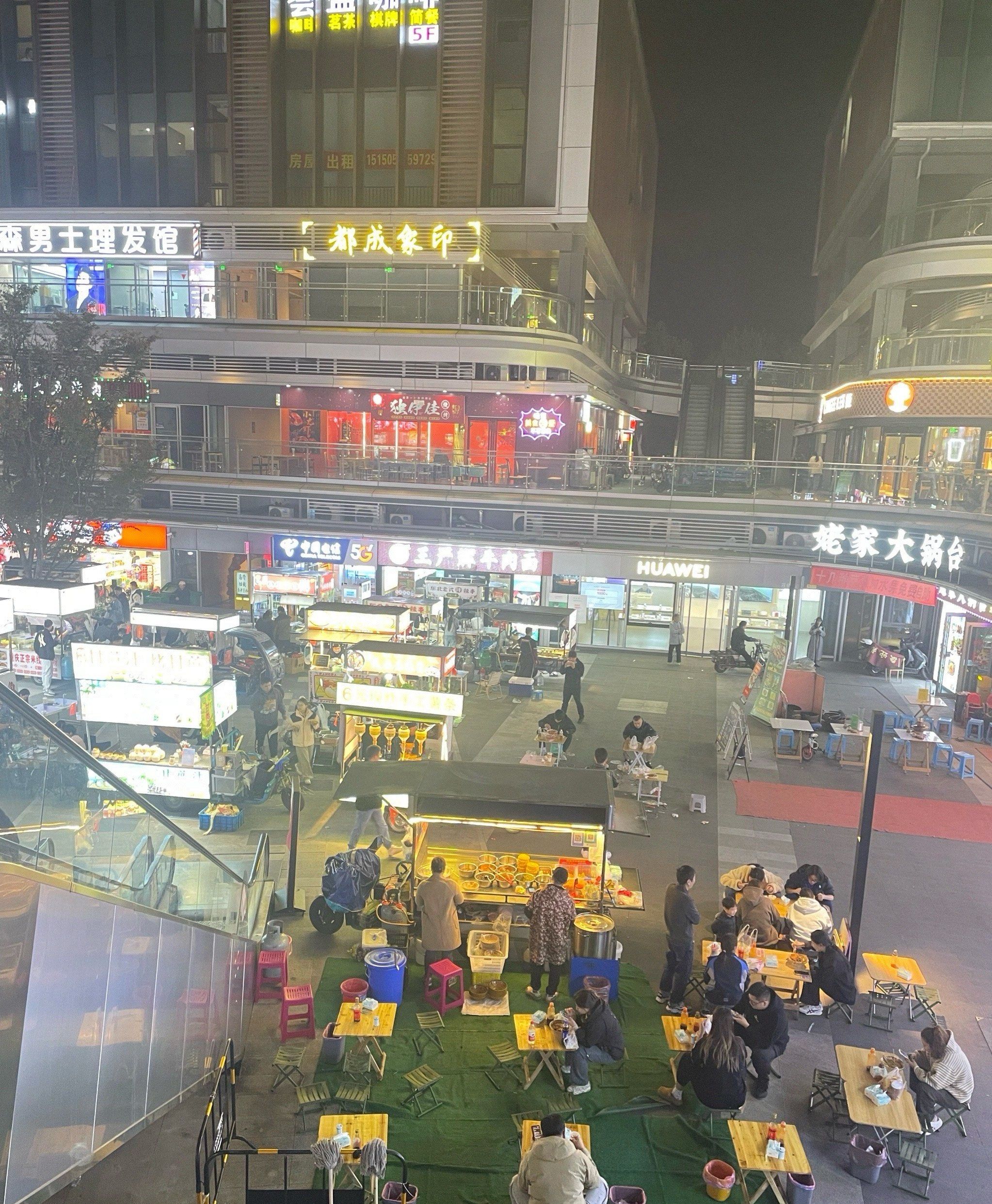 夜市摊位逛不停