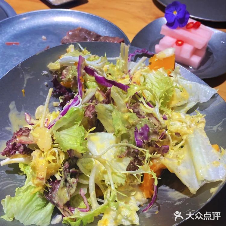 这家烤肉店真解放双手！体会帅哥烤肉的快乐！